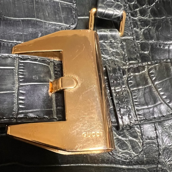 Authentic Gucci Dialux Queen handbag in black pebble leather w/gold bow hardware - Picture 5 of 13